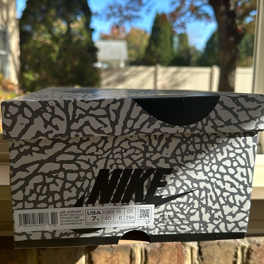 Jordan 1 Retro High OG
White Cement (GS) Kids Size 7 - Picture 7 of 7